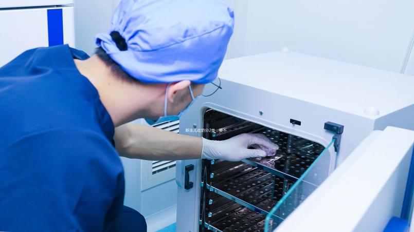 新生兒吐奶分2類(lèi),要不要看醫(yī)生得看你是哪種!